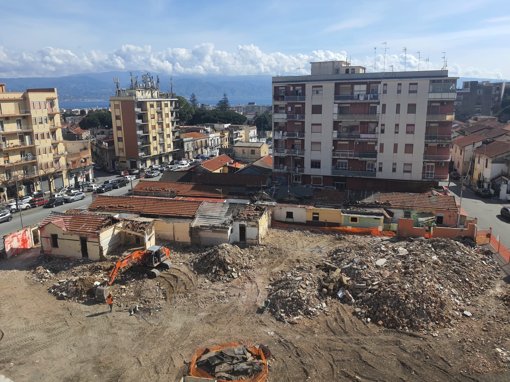Camaro: le demolizioni delle baracche viste dall’alto del vecchio ponte Fs VIDEO E FOTO