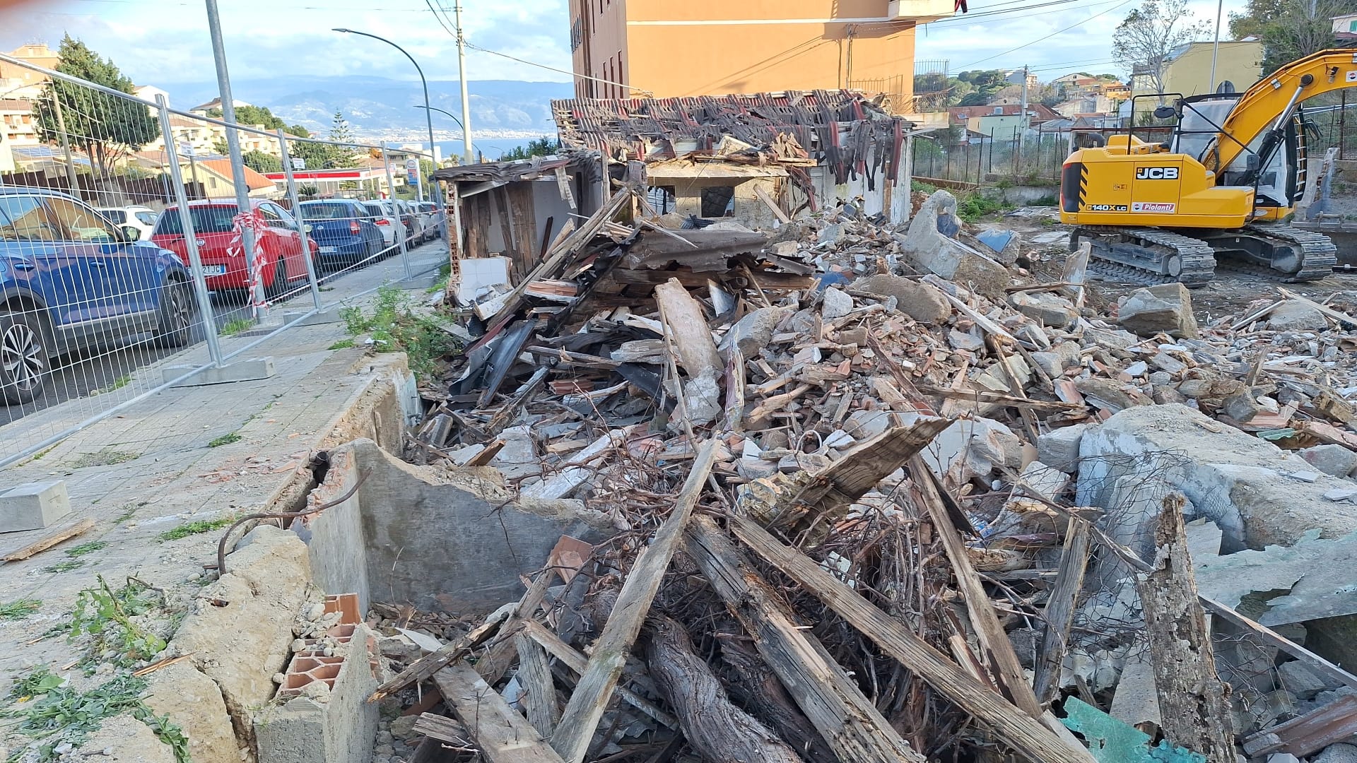 Risanamento Annunziata: demolite le baracche FOTO E VIDEO