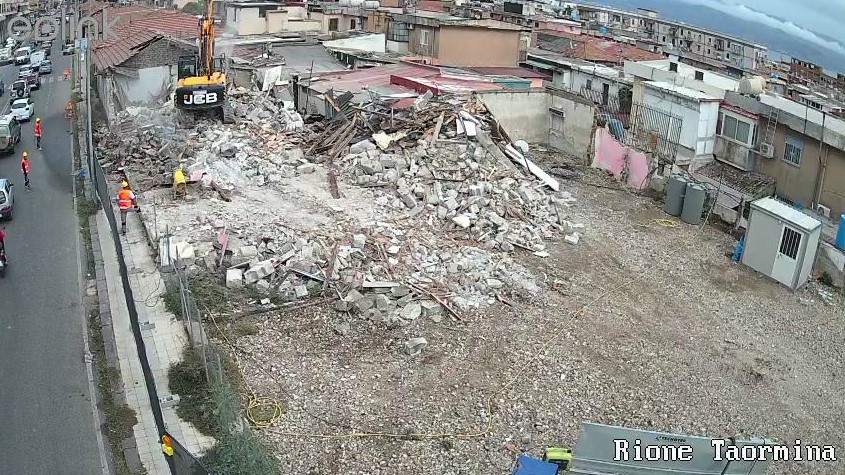 Ruspe in via Taormina: iniziate le demolizioni FOTO e VIDEO