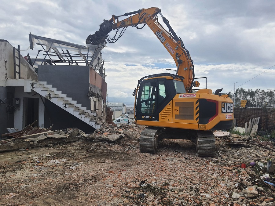 Demolita l’ultima baracca di via Ennio Quinto: sorgerà un asse viario. Schifani: «Lavoro di squadra per cambiare la città»