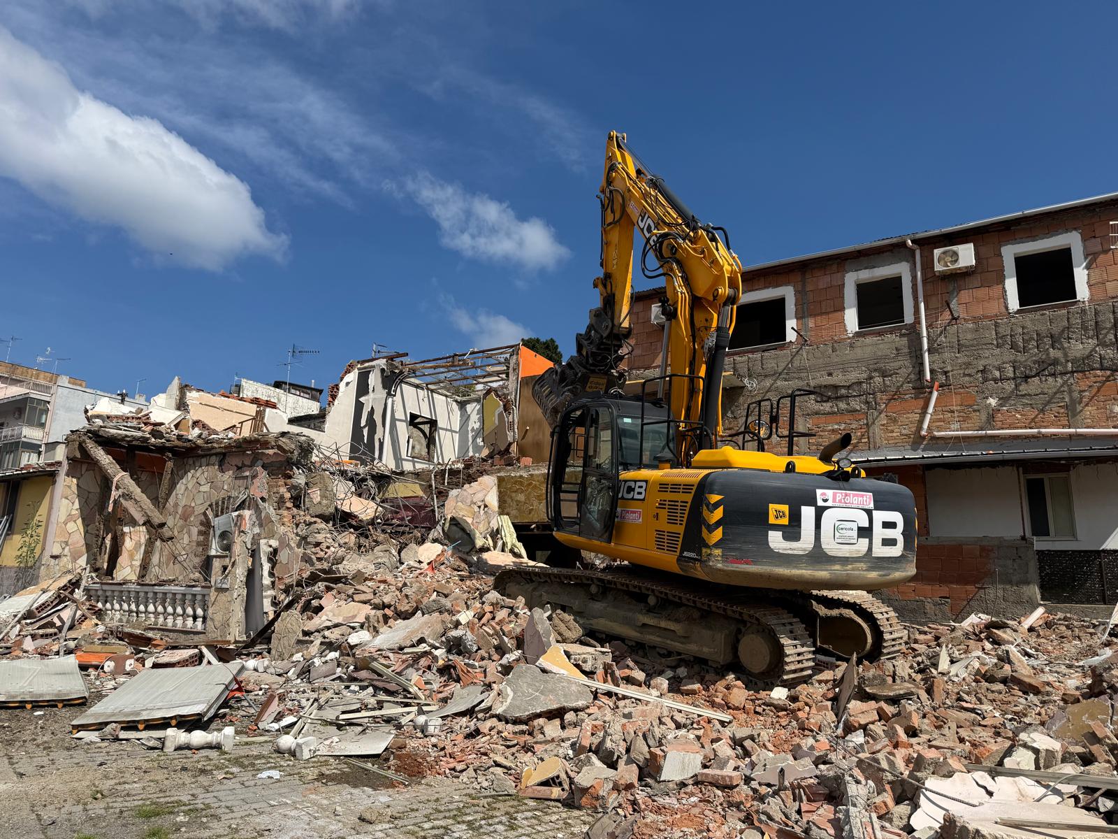 Giostra, al via le demolizioni all’ex Lavatoio FOTO E VIDEO