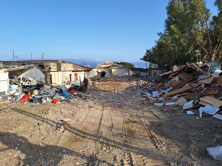 Rione Taormina, riprese le demolizioni. Schifani: “Per ogni baracca abbattuta c’è una famiglia che vive in una nuova casa”