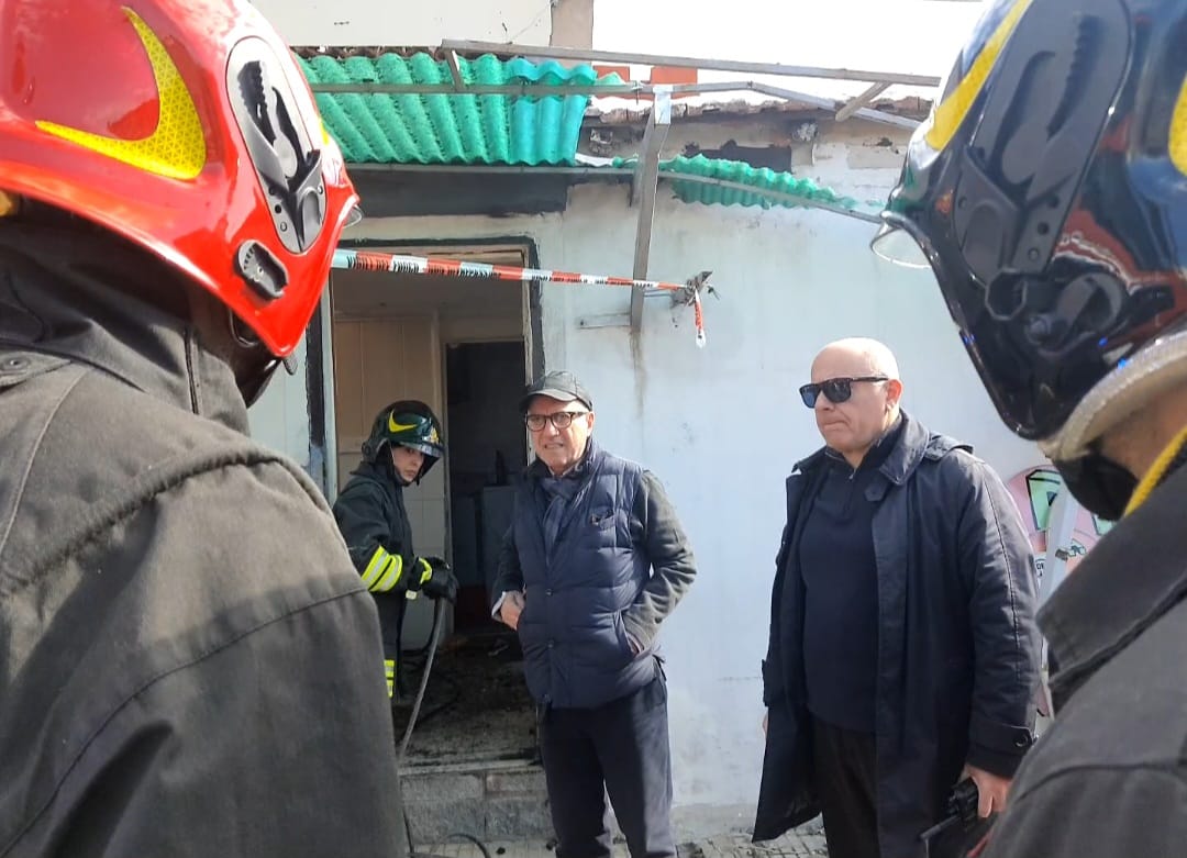 Baracche via Taormina, nuovo incendio: sopralluogo del sub commissario Trovato FOTO E VIDEO