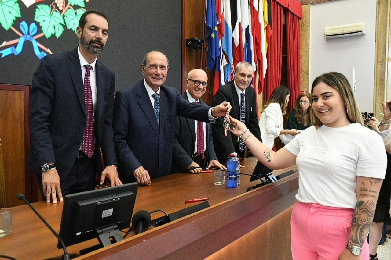 Schifani consegna le chiavi dei nuovi alloggi a 14 famiglie: “Le istituzioni sono vicine ai cittadini” FOTO
