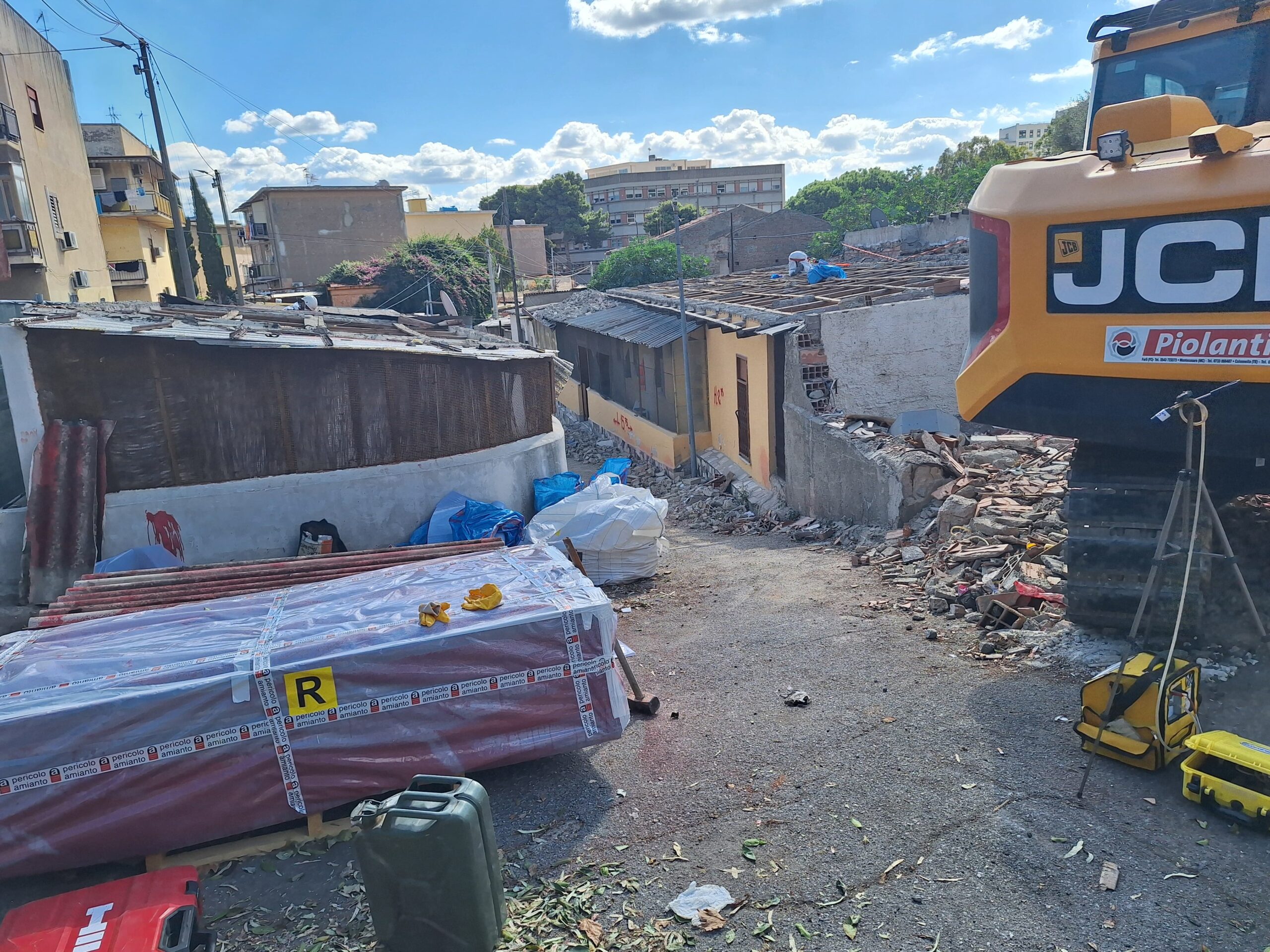 Demolizioni baraccopoli: il conferimento rifiuti negli impianti incide per oltre il 60% dei costi