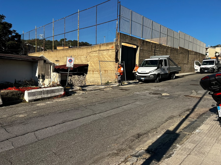 Risanamento via Appennini, sgomberata la baracca: riprendono le demolizioni